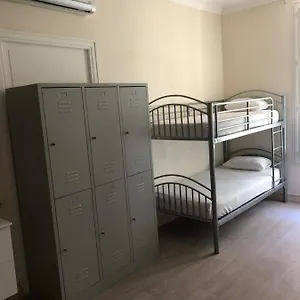 La Promenade House Albergue